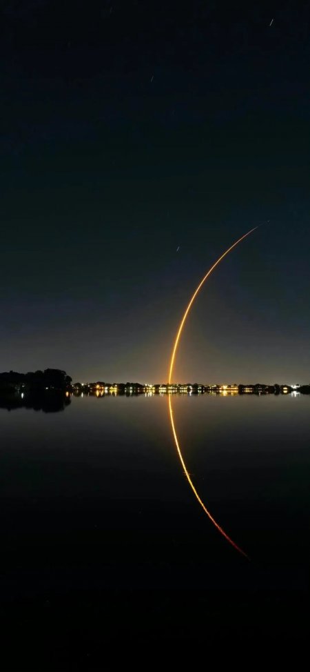 夜空火箭轨迹湖面倒影城市灯光手机壁纸