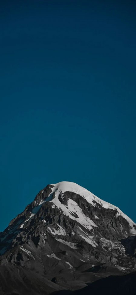雪山峰顶深蓝天空极简风光手机壁纸