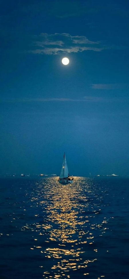 月夜帆船海面月光倒影手机壁纸