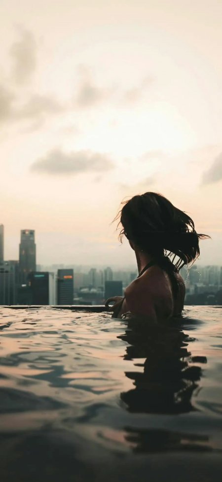 新加坡滨海湾无边泳池日落剪影女性手机壁纸