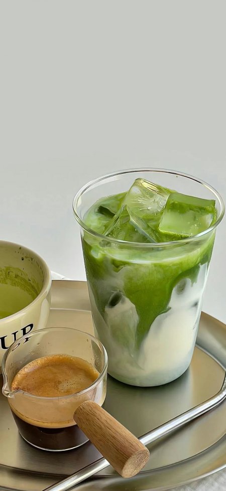 抹茶拿铁冰饮搭配浓缩咖啡金属托盘静物手机壁纸