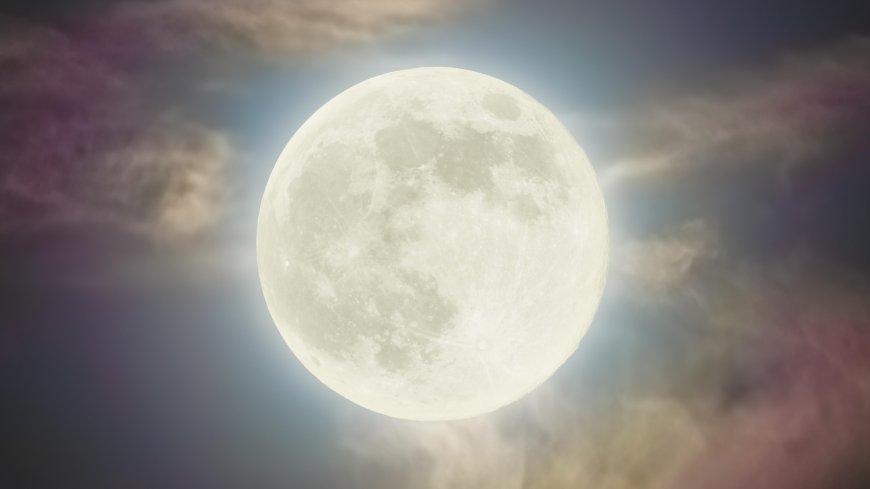 超高清满月夜空云层环绕电脑壁纸