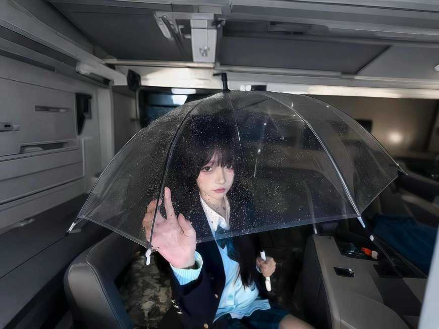 车厢内透明雨伞少女校服坐姿车内灯光氛围感写真电脑壁纸