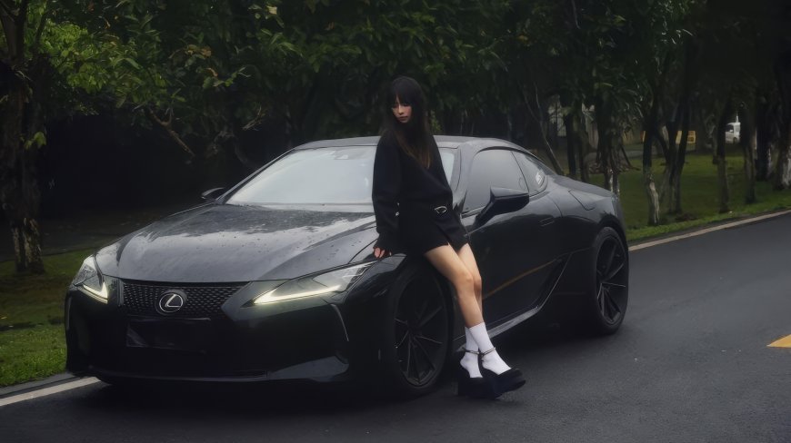 黑色雷克萨斯跑车旁女性模特时尚穿搭都市绿植街景汽车电脑壁纸