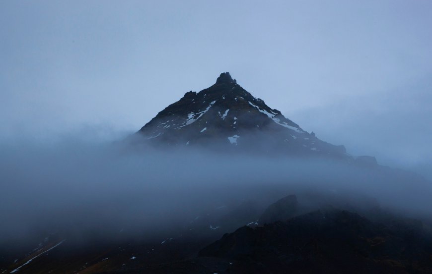 迷雾中雪山山峰剪影电脑壁纸