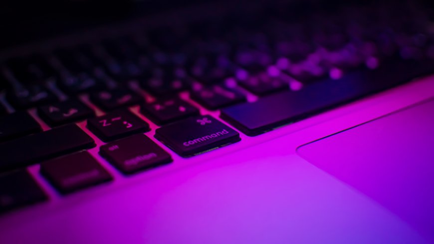 苹果MacBook键盘紫色霓虹光效科技电脑壁纸