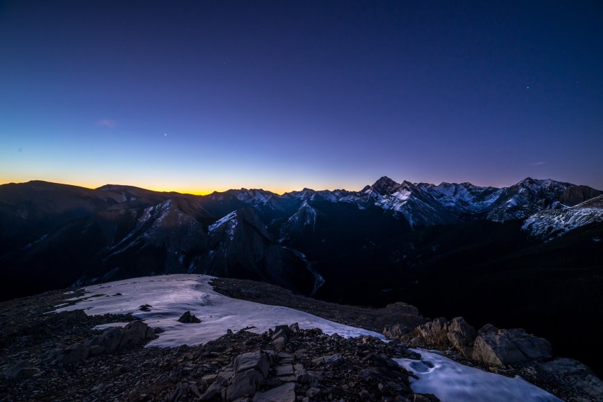 落基山脉日出前夜景雪山星空风景电脑壁纸