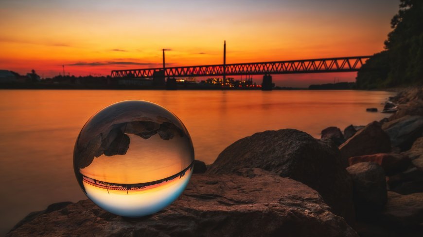 夕阳湖面水晶球倒影桥梁风景电脑壁纸