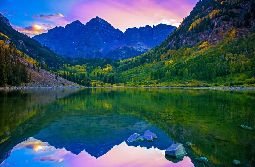 山脉湖泊绿色树林倒影风景电脑壁纸