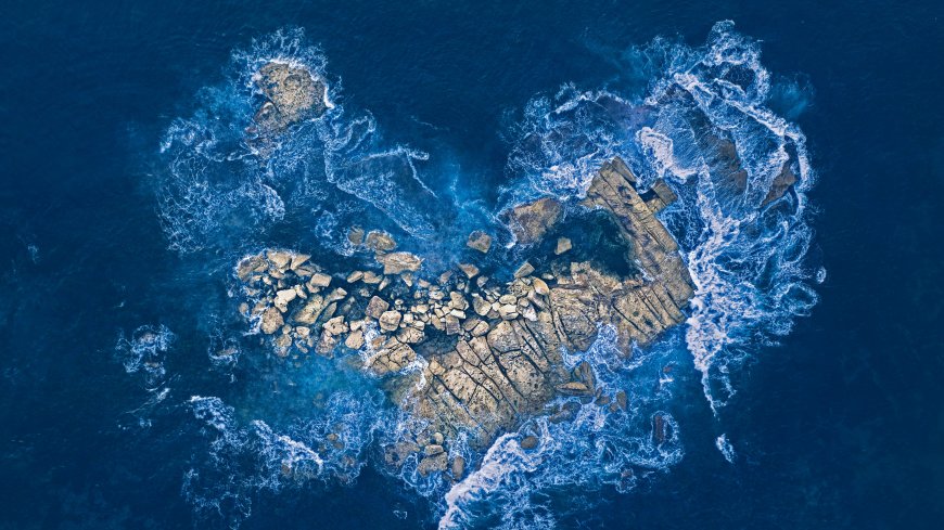 心形5海洋岩石群波浪冲击俯瞰海岸线自然奇观风景电脑壁纸