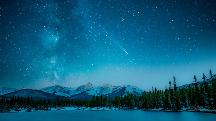 星空下雪山森林湖泊与流星划过夜空电脑壁纸