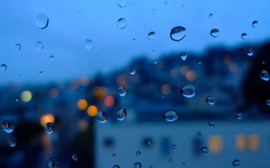 雨天窗户水珠倒映城市灯光虚化背景电脑壁纸
