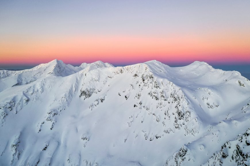雪山日出粉红橙色天空雪峰连绵自然风光壮丽景色风景电脑壁纸