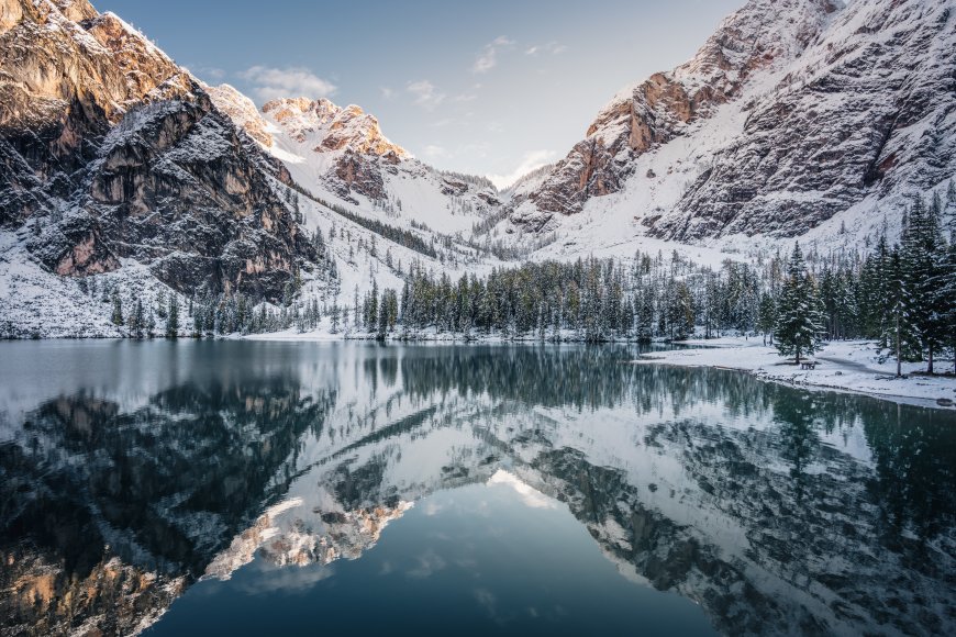 雪山湖泊镜面反射森林晨光阿尔卑斯山脉风光风景电脑壁纸