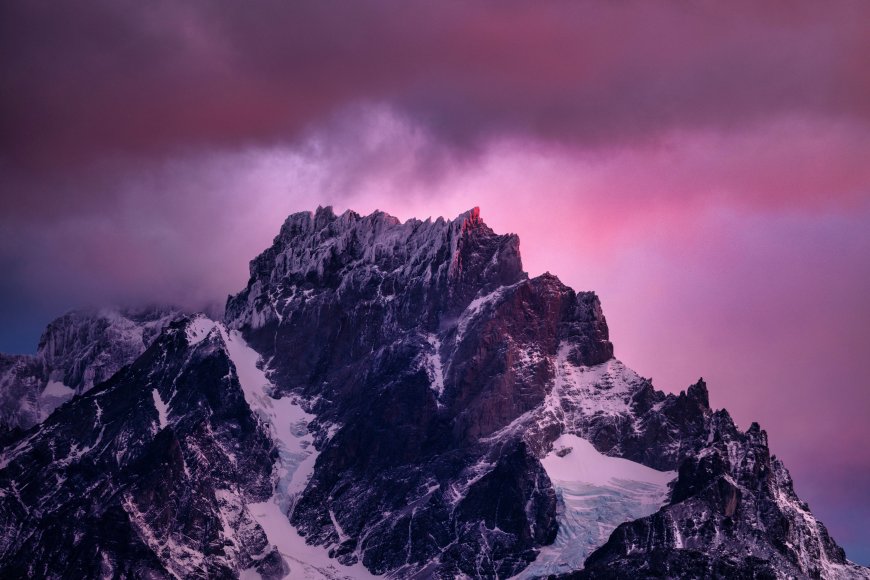 雪山之巅紫红色云层冰川岩石峻岭风景电脑壁纸