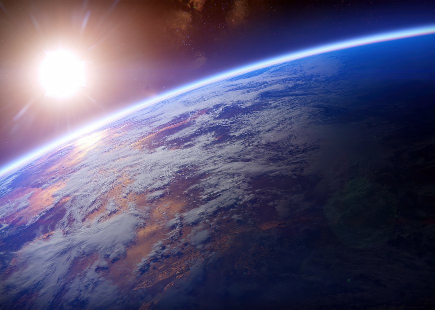 地球日出弧线云层大气层太阳光芒太空视角行星景象风景电脑壁纸
