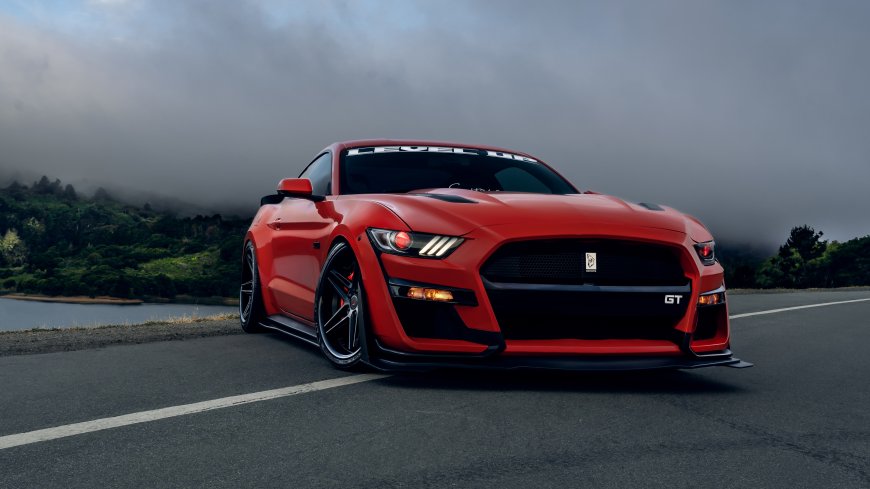 红色福特MustangGT改装版山路停靠雾景背景运动姿态汽车电脑壁纸