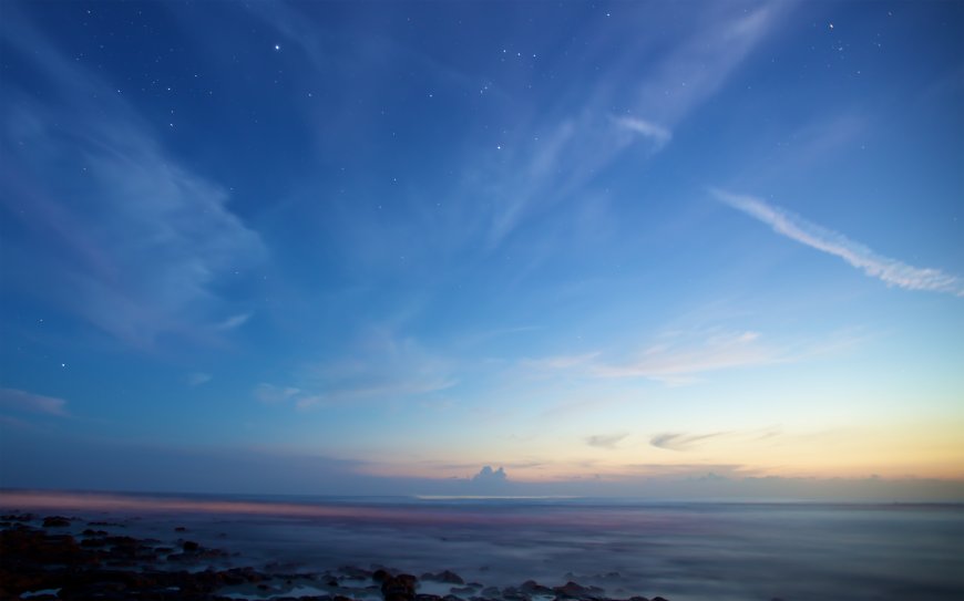 星空海岸线日出前宁静海面云彩风景电脑壁纸