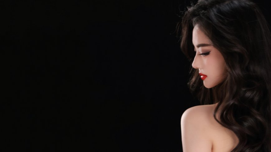 黑发红唇女子侧颜特写优雅神秘人物电脑壁纸