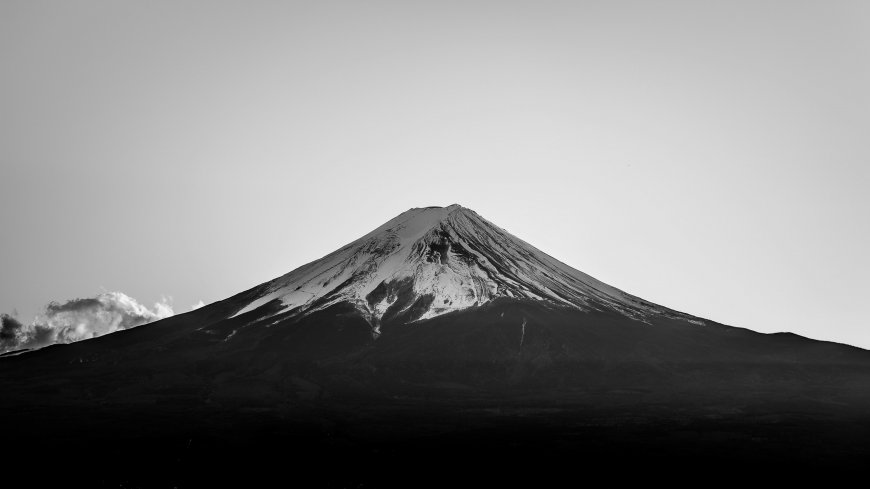 黑白富士山雪峰壮丽剪影风景电脑壁纸