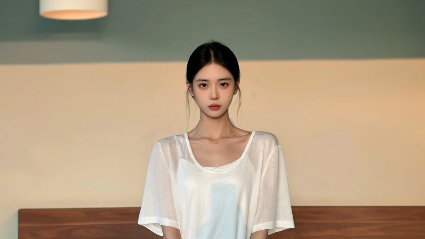 黑发女子白色上衣室内写真人物电脑壁纸
