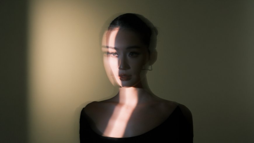 黑衣女子光影交错侧脸特写人物电脑壁纸