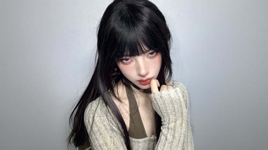 黑发少女灰背景手托下巴特写人物电脑壁纸