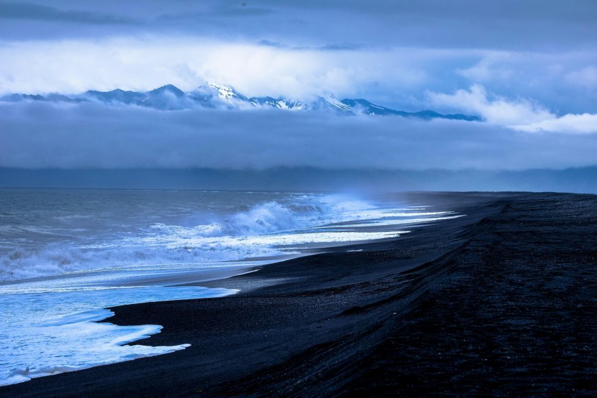 黑沙滩海浪拍打雪山云雾缭绕风景电脑壁纸