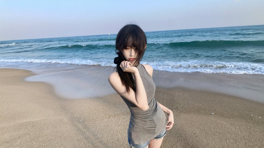 海边沙滩女孩手托下巴望向镜头人物电脑壁纸