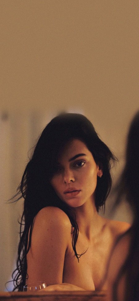 KendallJenner黑发回眸氛围感欧美人物手机壁纸