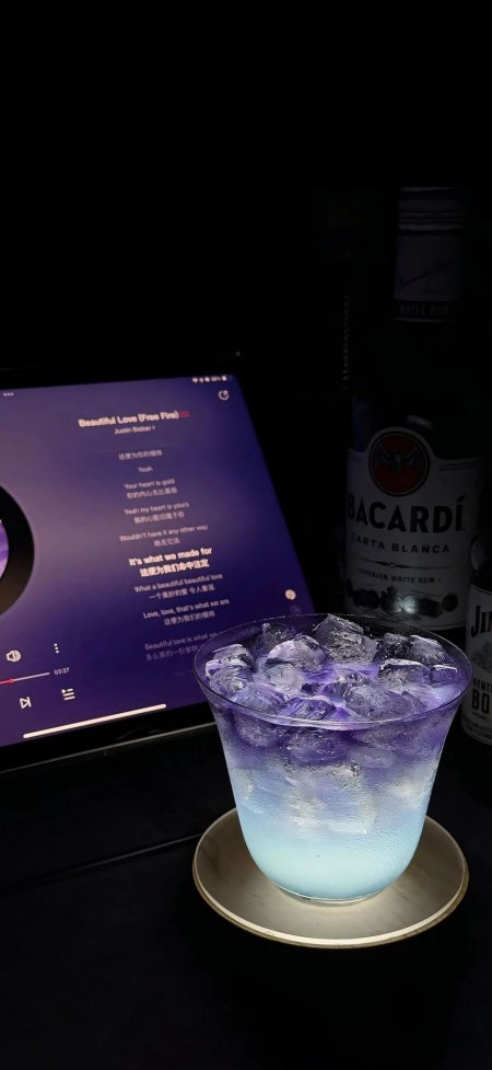渐变蓝紫冰饮配百加得酒瓶微醺氛围手机壁纸