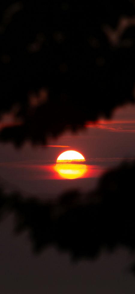 夕阳沉入云层橙红余晖唯美风景手机壁纸