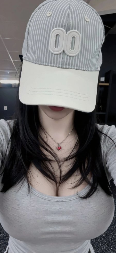 灰色条纹棒球帽遮面女子佩戴红心项链人物手机壁纸