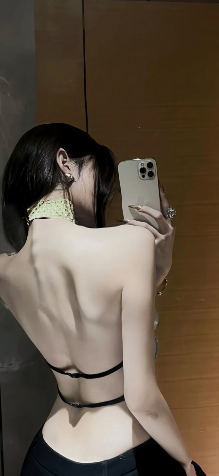 室内镜前自拍露背装女生时尚背影人物手机壁纸