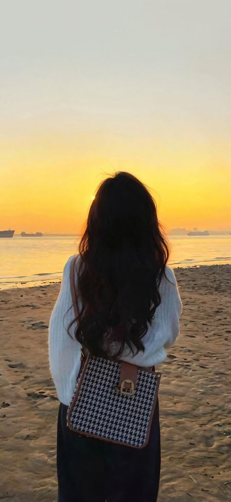白毛衣女生海边日落背影与远船暖色人物手机壁纸