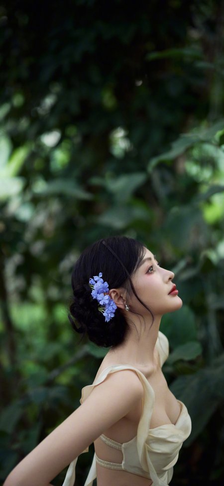米色露背长裙配蓝花发饰女子林间仰望人物手机壁纸