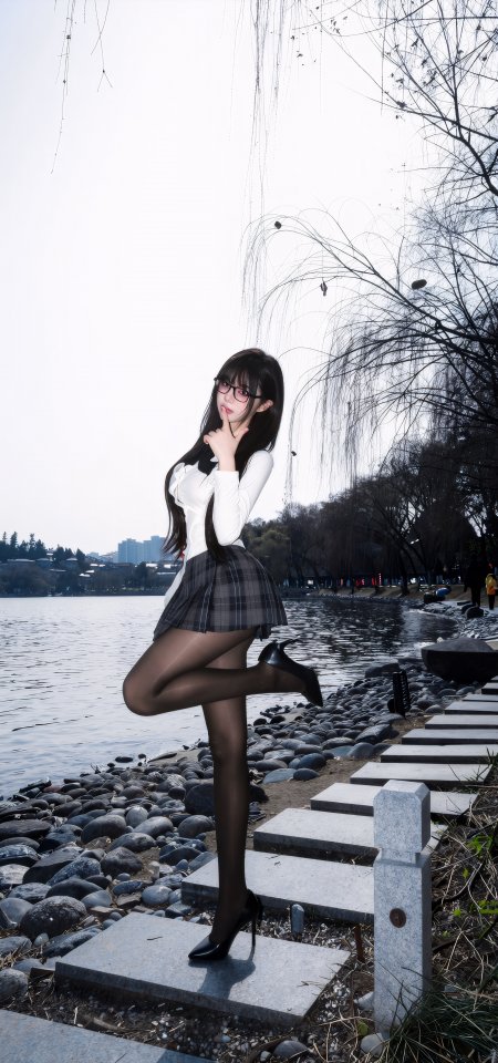 白色衬衫格子短裙女子湖边单腿站立人物手机壁纸