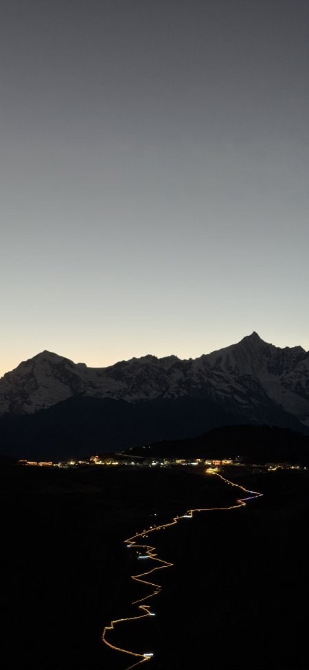 雪山夜景灯光小径宁静壮丽风景手机壁纸
