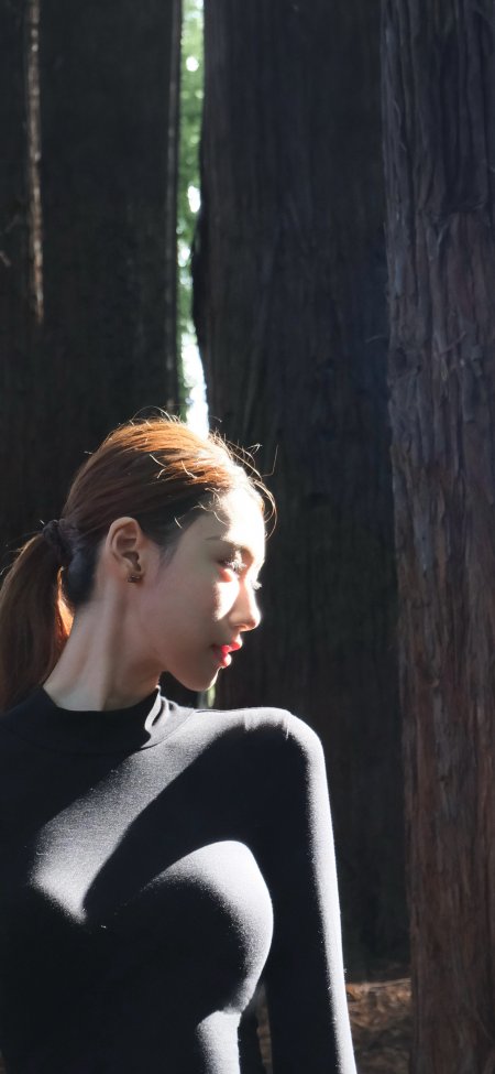 马尾女子侧脸阳光森林光影人物手机壁纸