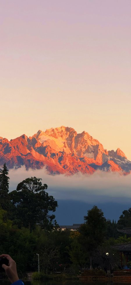 日照金山云海翻涌峰顶染金震撼自然风景手机壁纸