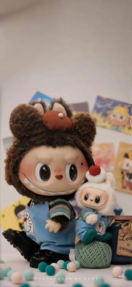 拉布布与迷你玩偶同框毛线球背景温馨潮玩手机壁纸