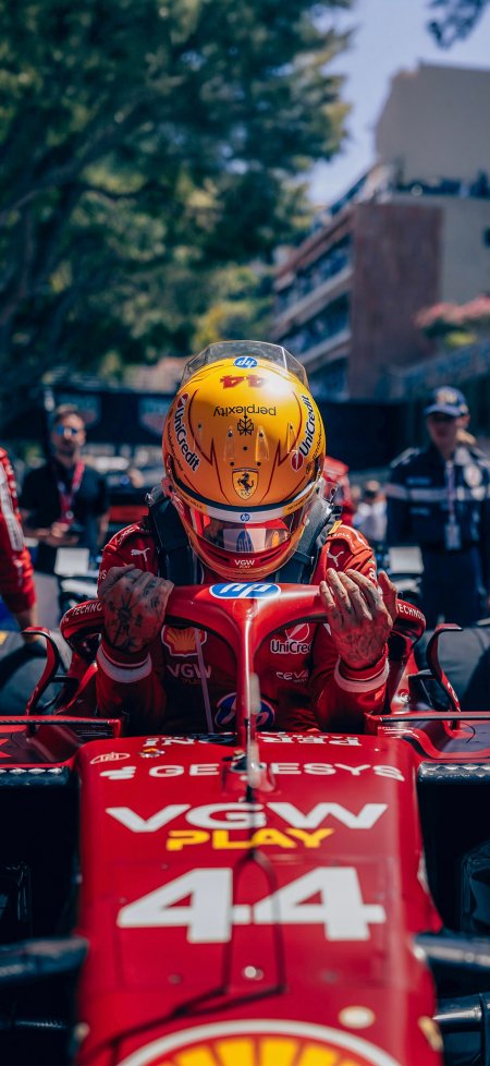 刘易斯汉密尔顿驾驶法拉利F1赛车人物手机壁纸
