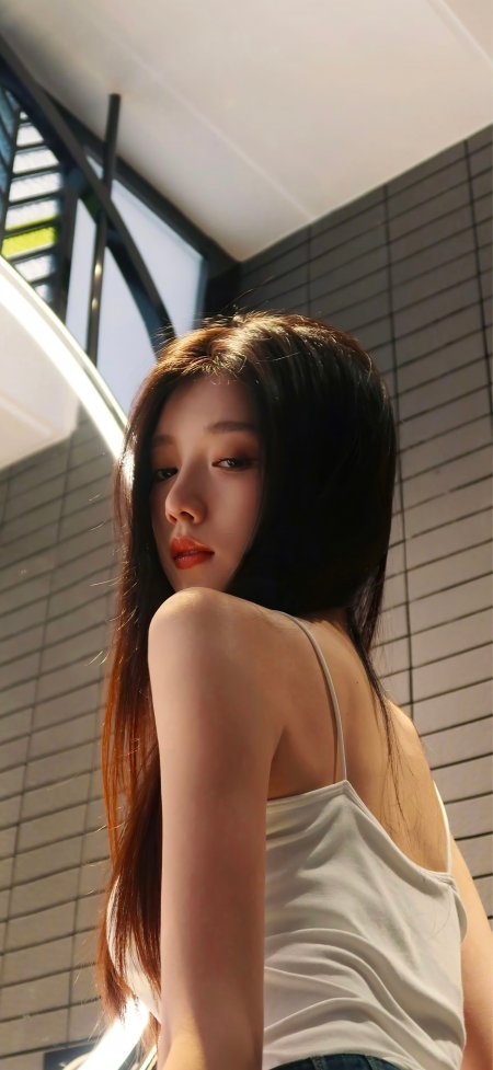 长发女生白色吊带回眸光影写真人物手机壁纸