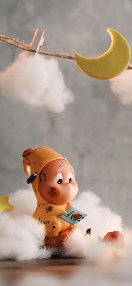 泡泡玛特星星人坐云朵看月亮温馨治愈创意手机壁纸