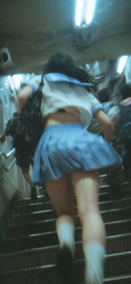 水手服少女地铁楼梯奔跑动态模糊人物手机壁纸