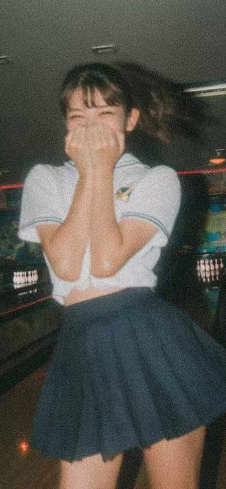 水手服少女保龄球馆捂嘴笑俏皮可爱人物手机壁纸