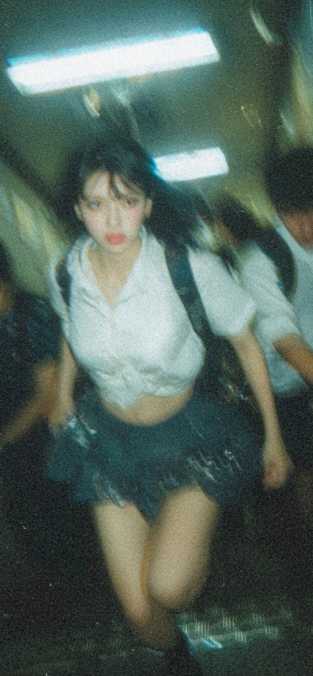 水手服少女夜晚街头回眸日系写真人物手机壁纸