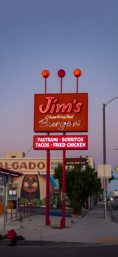 洛杉矶Jim's汉堡店复古红色霓虹招牌黄昏风景手机壁纸