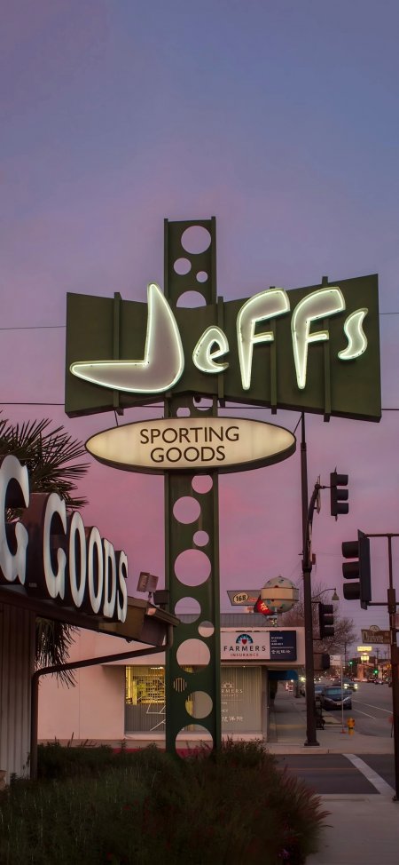 Jeff's体育用品店复古绿色霓虹招牌粉紫天空风景手机壁纸
