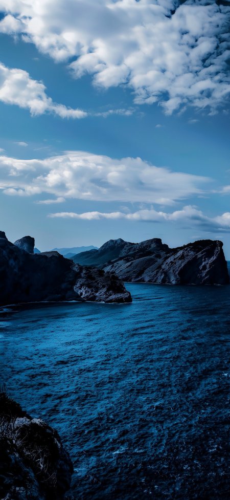 蓝色海面与嶙峋礁石壮阔海岸风景手机壁纸